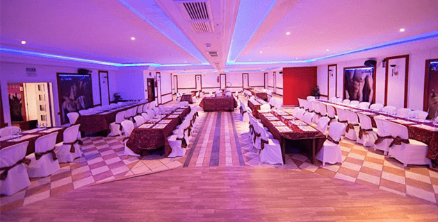 Sala Ayode mesa preparada para despedida
